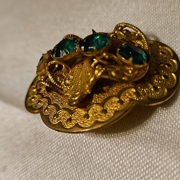 1960s Renaissance Revival Brooch Green Rhinestone Die Cut Brass - Picture 7 of 7